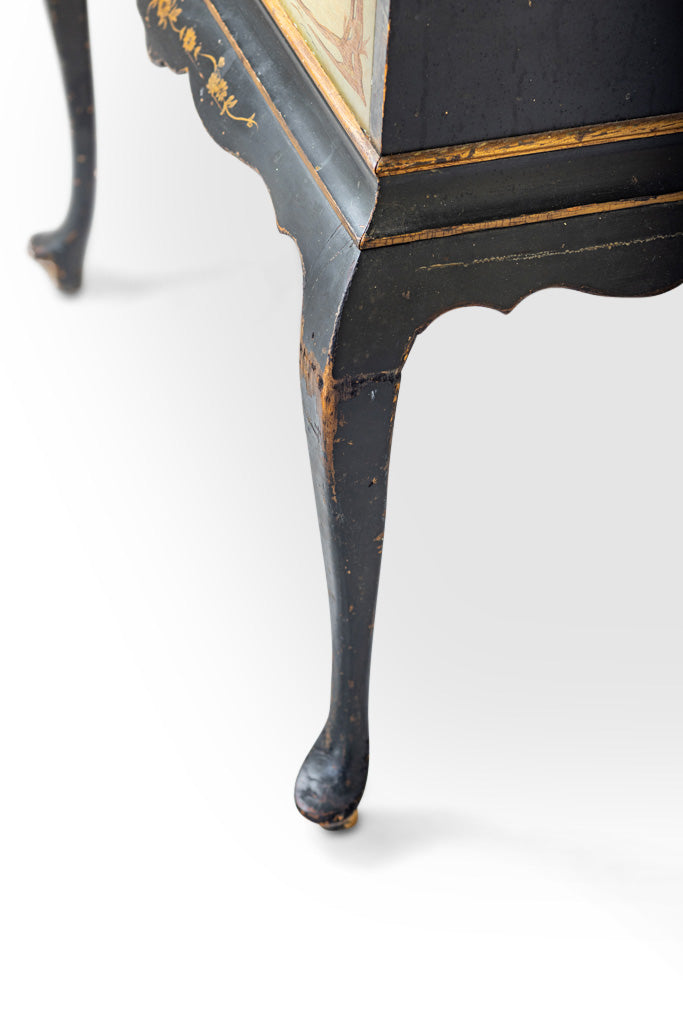 Early 20th Century Charming Chinoiserie Cabinet