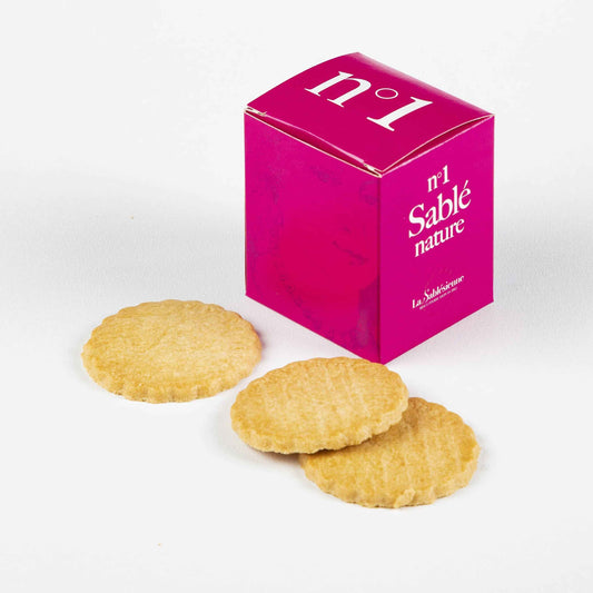 Cookies with a pink gift box